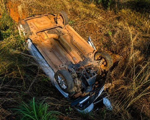 Mulher fica ferida após capotar veiculo na zona rural do municipio de Poconé. Bombeiros faz resgate